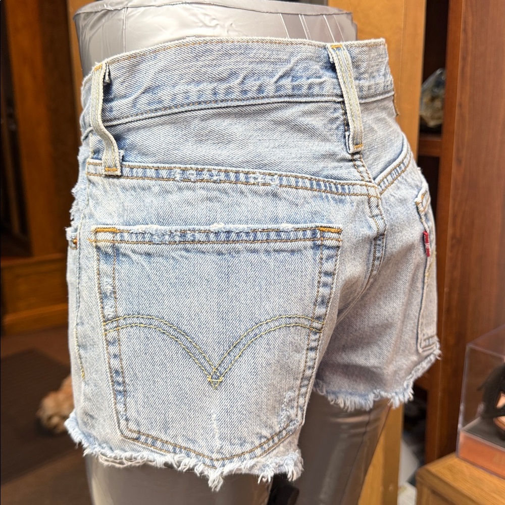 Levi’s 501 High Rise Cut Off Shorts Size 25 Light Wash Distressed Denim - Picture 6 of 6